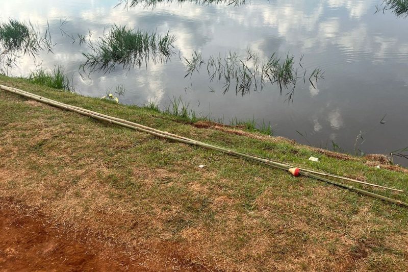 Segundo informações de testemunhas, o homem pescava no local quando caiu no lago. &#8211; Foto: Amauri Salles/Rádio Chapecó/Reprodução/ND