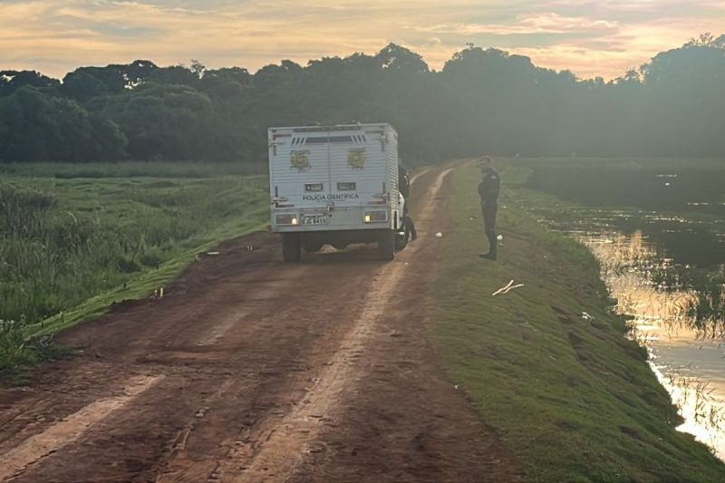 Polícia Científica recolheu o corpo do homem que pescava e morreu afogado. &#8211; Foto: Amauri Salles/Rádio Chapecó/Reprodução/ND