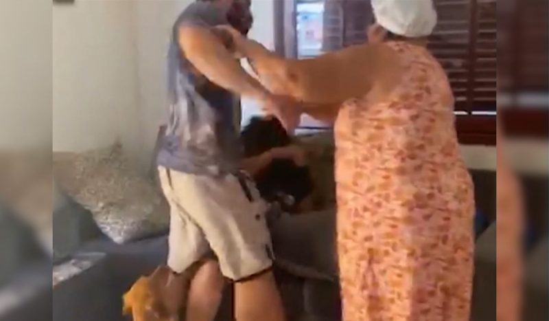 Vídeo feito pela irmã mostra Carlos agredindo e xingando a própria mãe