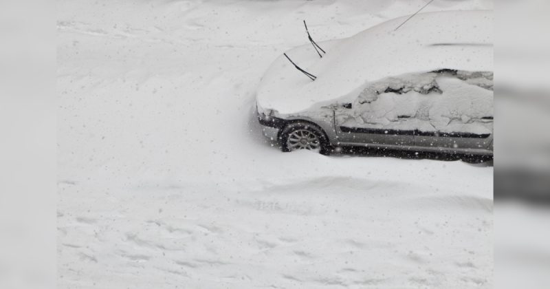 Carro em neve com para-brisa para cima