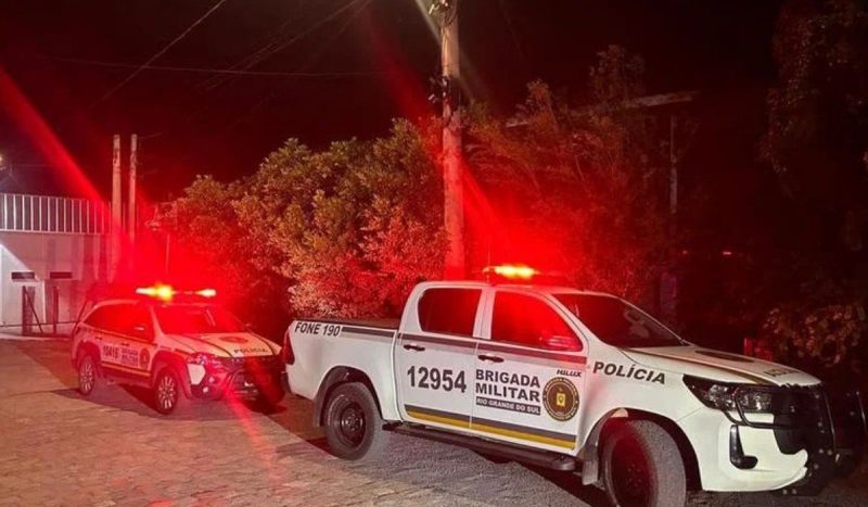 Jovem cai após ficar correndo em telhados para fugir da polícia no Rio Grande do Sul - viatura da brigada militar estacionada em rua