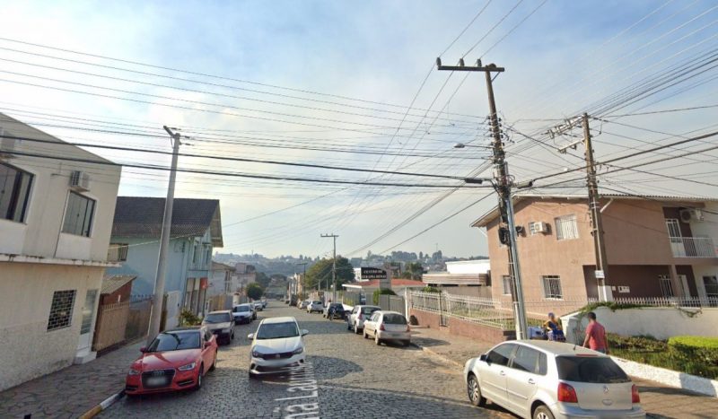 Homem tentou roubar fiação de poste na rua Irmã Laurinda, foto mostra rua e postes