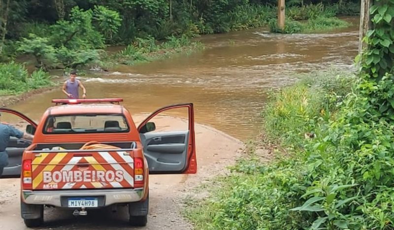 Três pessoas ficaram ilhadas sobre o teto de um veículo em Palhoça e precisaram ser resgatadas pelo Corpo de Bombeiros - Foto: CBMSC/Reprodução/ND