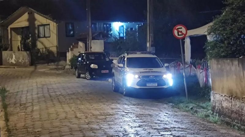 Viatura da PM e carro onde corpo de mulher morta a facadas foi encontrado em Blumenau