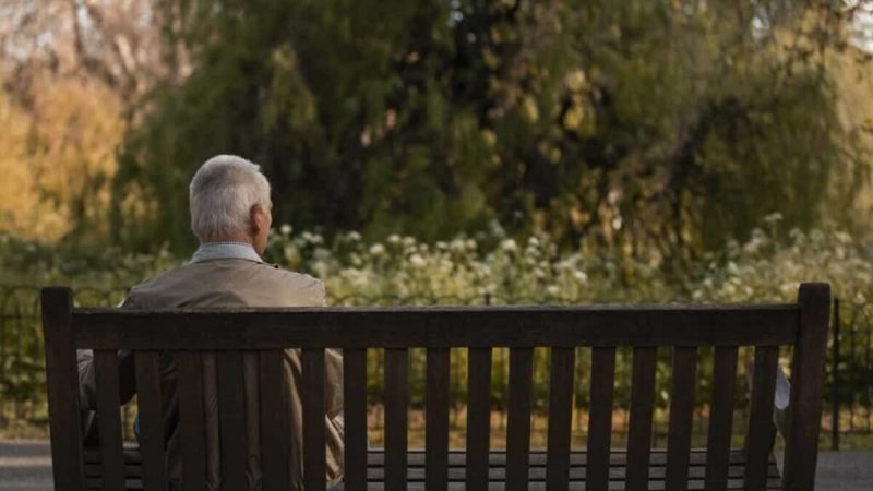 Idoso com Alzheimer perdido na praça