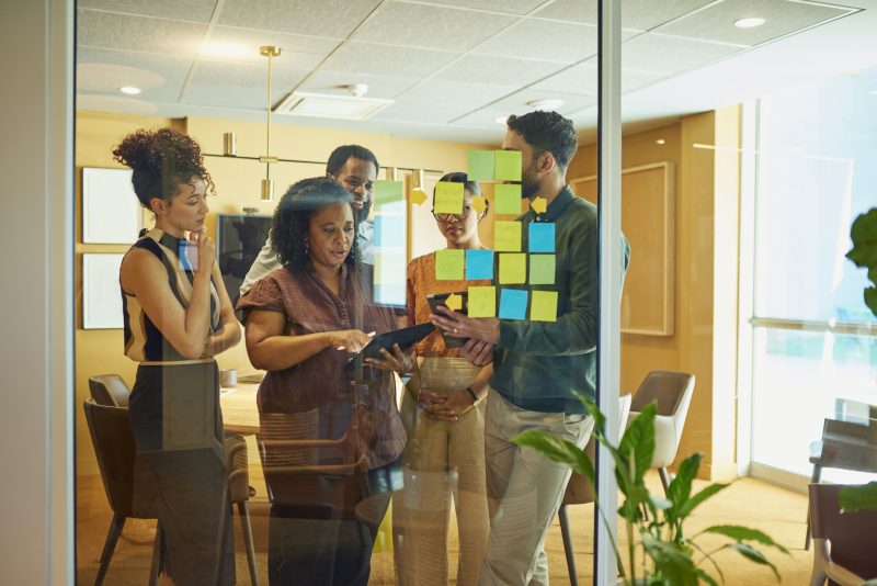 Diversas ideias de brainstorming em grupo no espaço de escritório moderno.