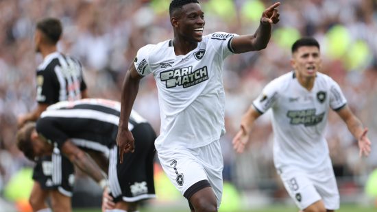 Botafogo supera expulsão, vence Atlético-MG e conquista Libertadores pela primeira vez