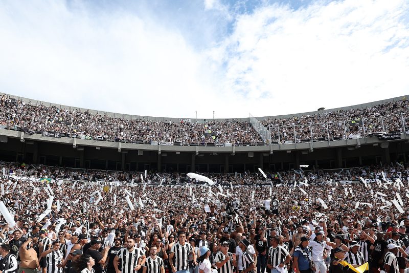 Torcida presente no Monumental de Nuñez comemorou título inédito do Glorioso &#8211; Foto: Vitor Silva/BFR