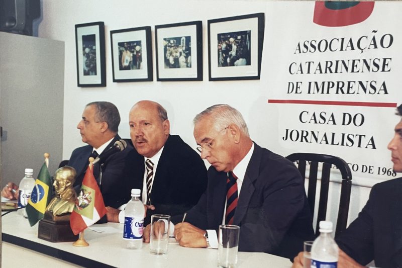 Moacir Pereira em reunião na Associação Catarinense de Imprensa (ACI)