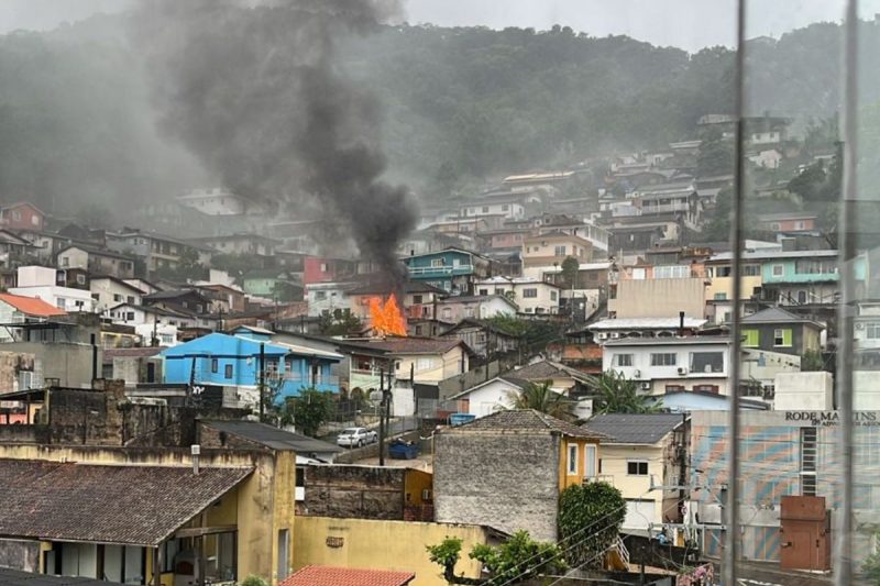 Incêndio em casa de madeira na Rua José Boiteux