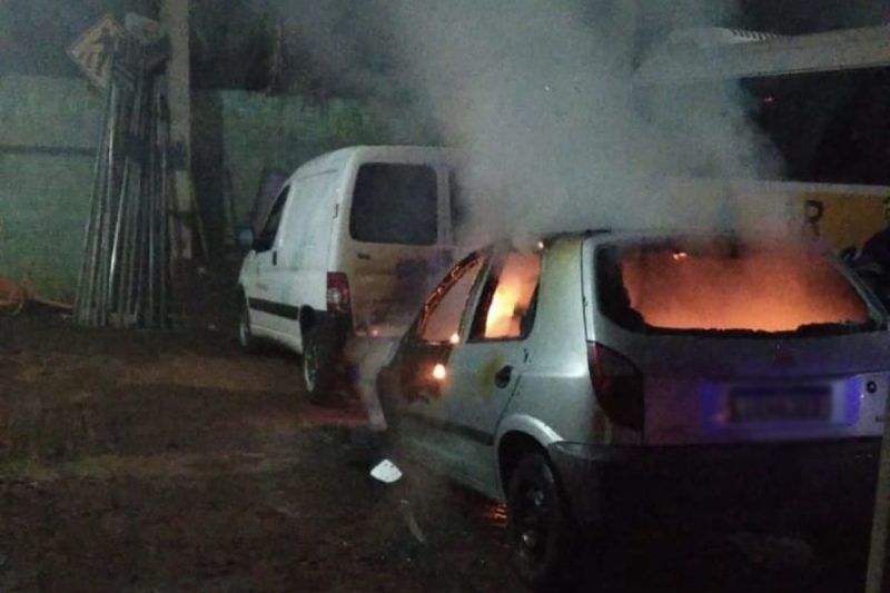 Incêndio atinge garagem da prefeitura de Palma Sola e carro é destruído