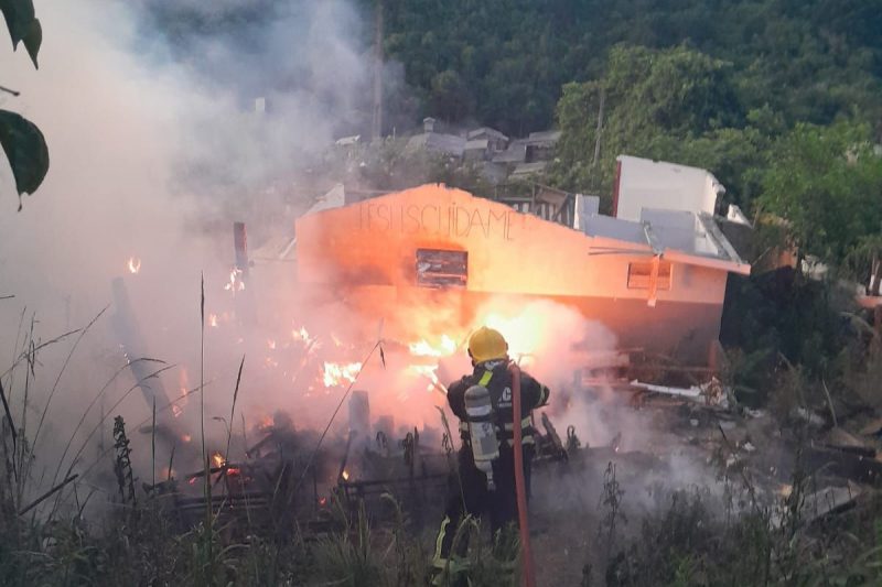 incêndio em casa abandonada