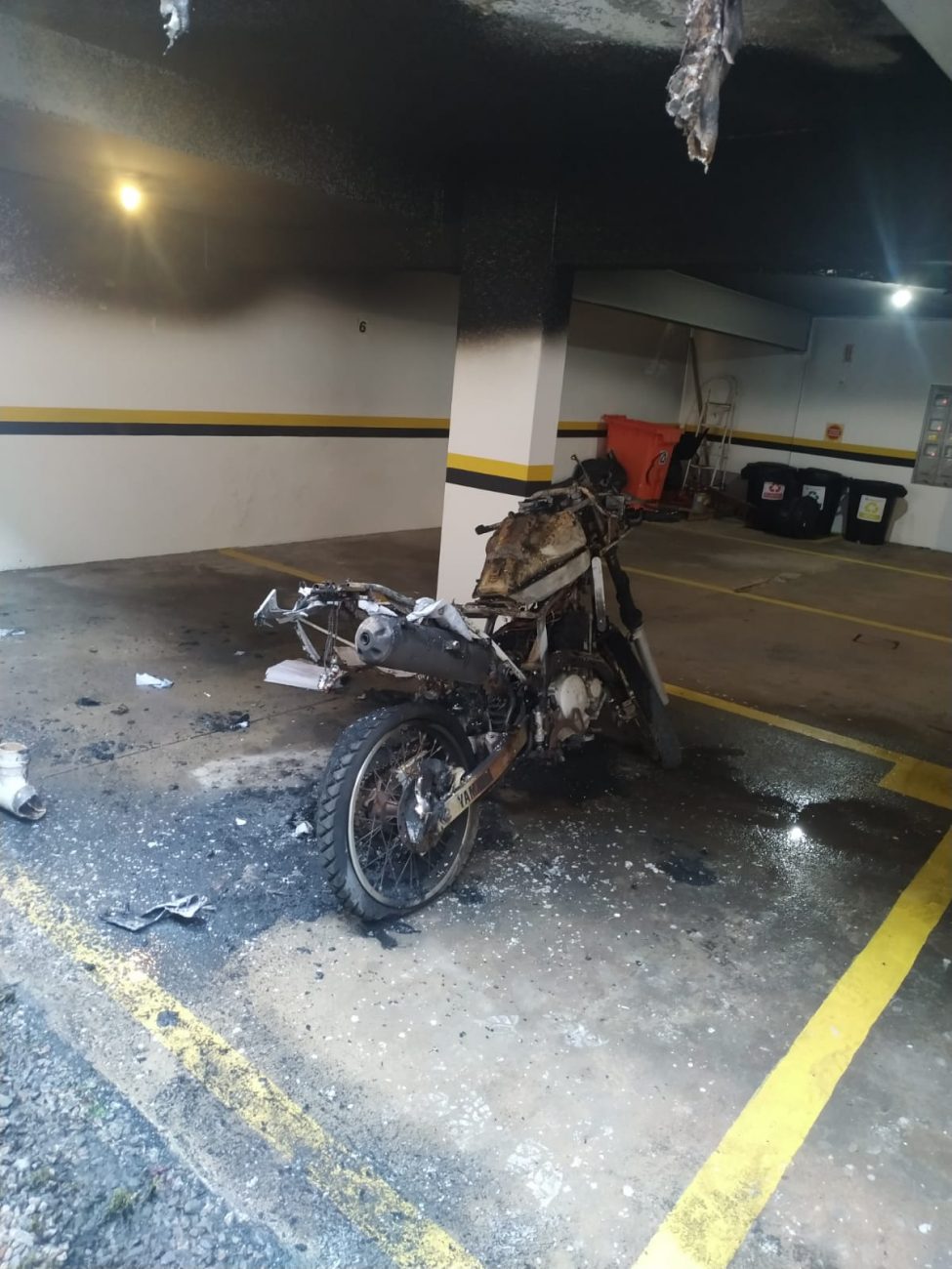 Moto pegou fogo na madrugada deste domingo (24) - Divulgação/CBMSC/ND