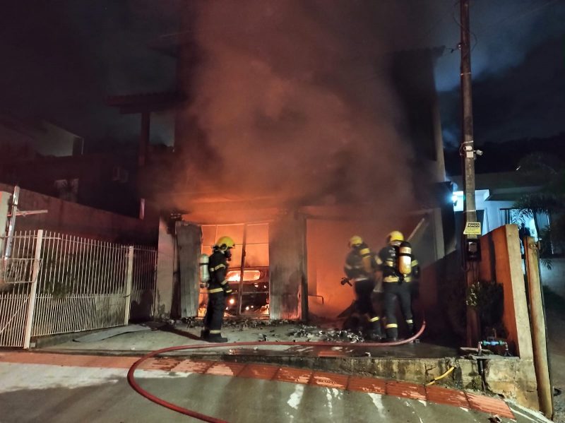 Incêndio destrói garagem com carro elétrico em casa da Grande Florianópolis