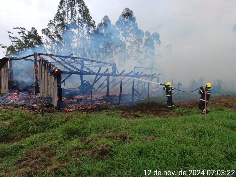 Bombeiros lutando contra as chamas em incêndio