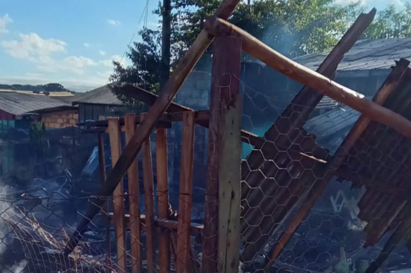 Suspeitos foram detidos após atear fogo nas casas. 