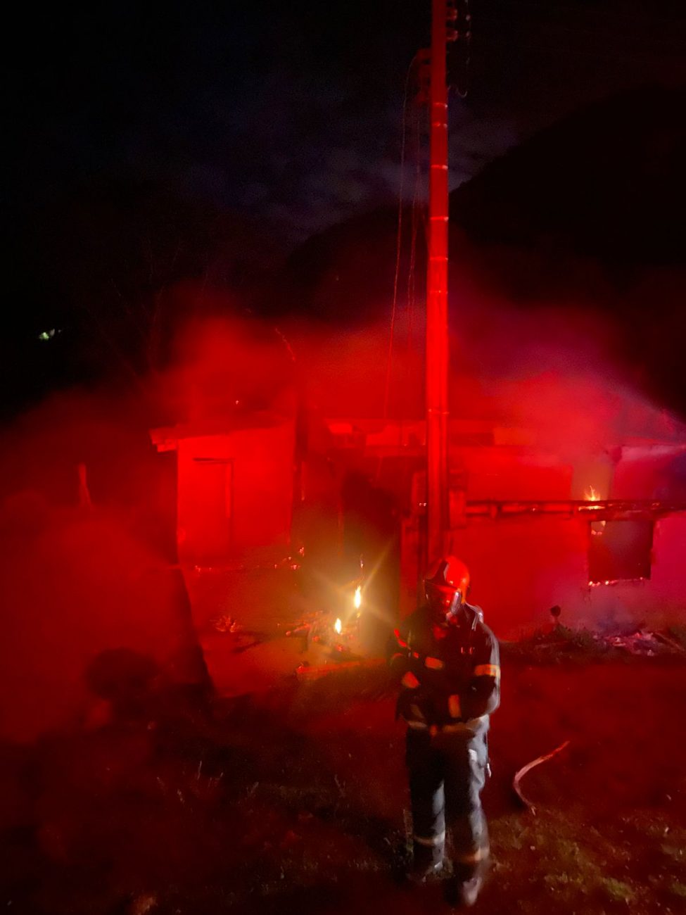 O Corpo de Bombeiros de Xanxerê e Faxinal dos Guedes foram acionadas para conter as chamas. - Bombeiros/Reprodução