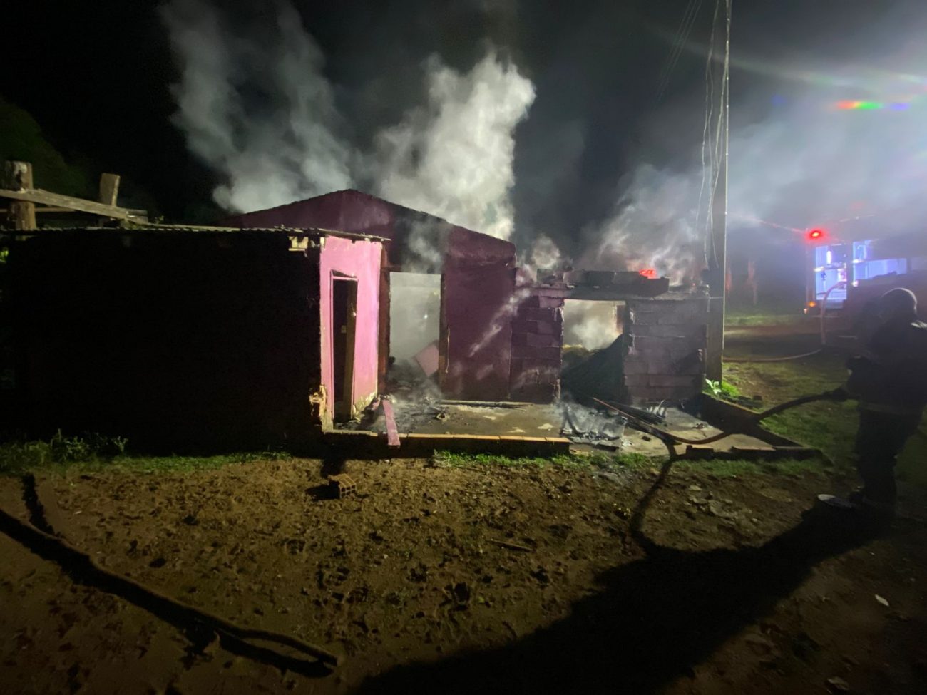 Um incêndio destruiu completamente uma casa na linha Santa Rosa, interior de Xanxerê. - Bombeiros/Reprodução