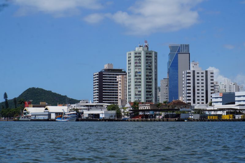 Imagem mostra cidade de Itajaí, onde prefeitura não funcionará no feriado