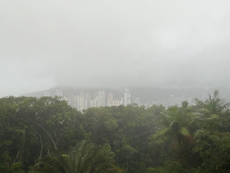 Imagem mostra Itajaí sob chuva