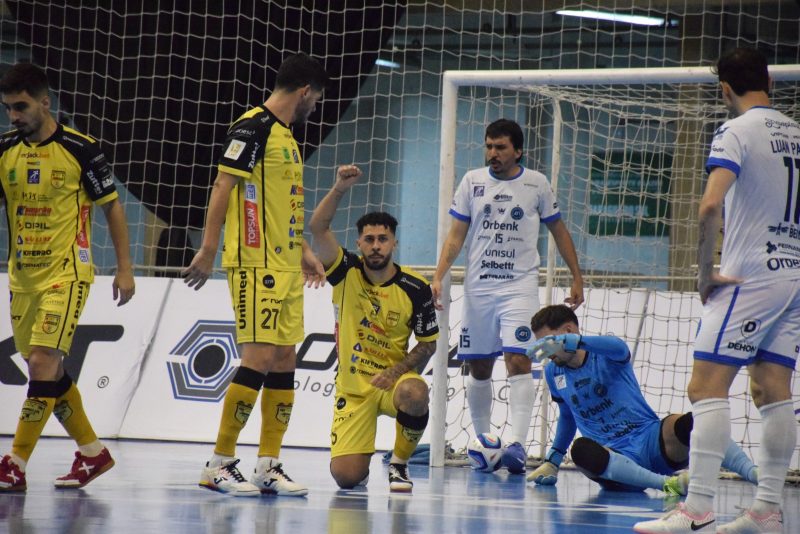 De virada, Jaraguá Futsal vence o Tubarão e carimba classificação às semifinais do Estadual