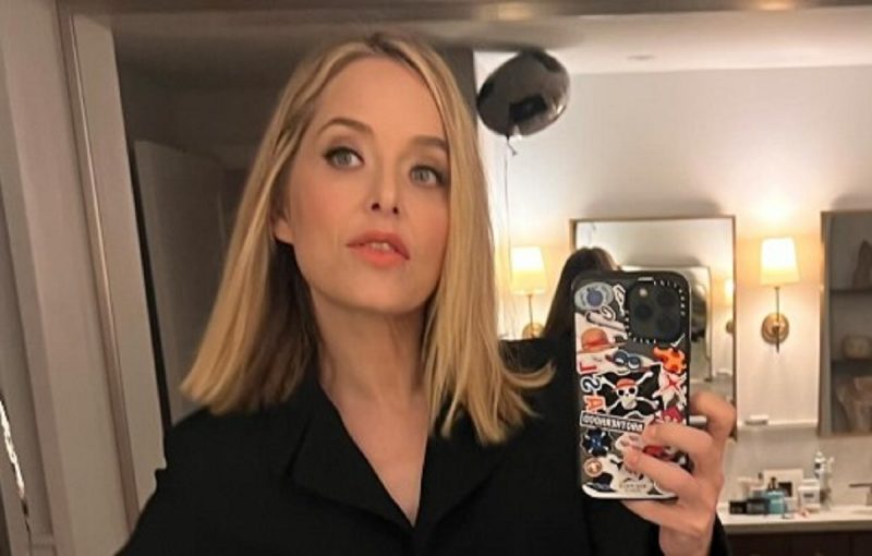 na foto aparece a atriz Jenny Mollen, que passou por situação com piolhos durante voo