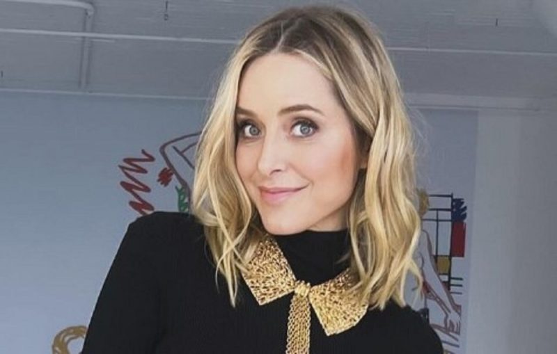 na imagem aparece a atriz Jenny Mollen, que esteve em voo por cinco horas com piolhos