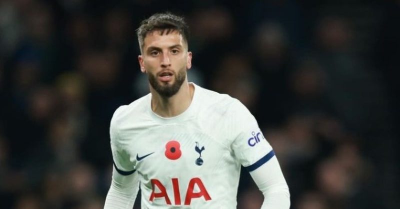 Jogador do Tottenham assume erro em comentário racista e xenofóbico sobre companheiro de time