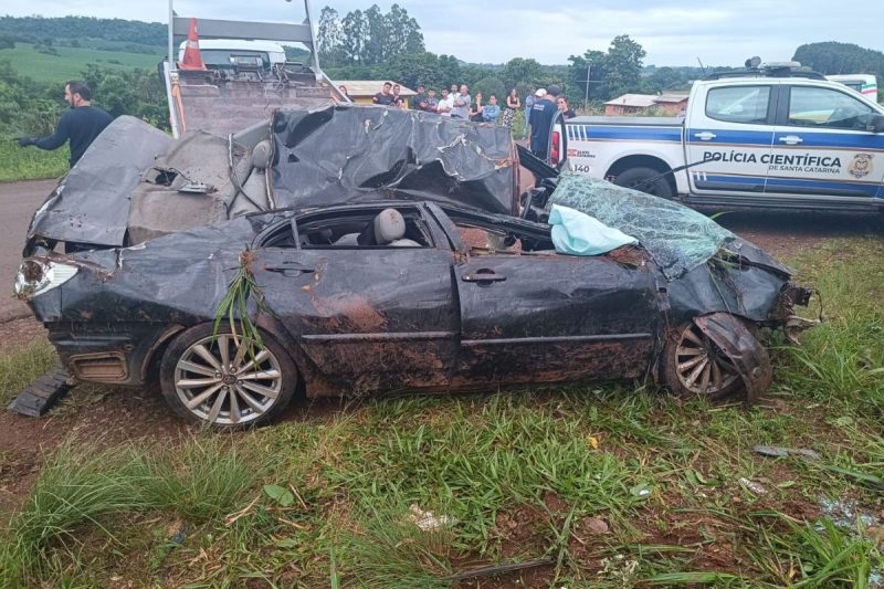 veículo ficou destruído após jovem capotar carro