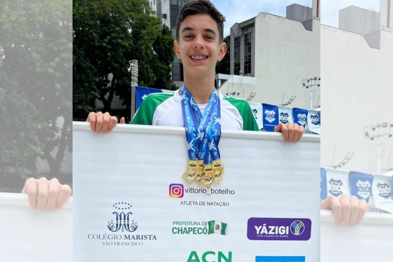 nadador vittorio com as medalhas 