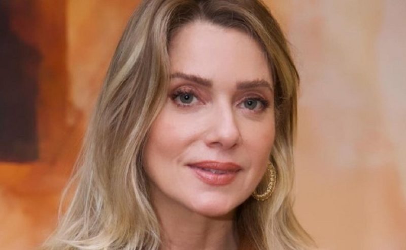 na foto aparece aparece a atriz Leticia Spiller, que está solteira desde o fim do relacionamento com ex-BBB Nizam 