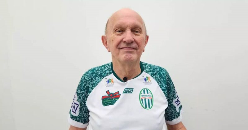 Foto de Luis Carlos Koch com camisa do clube blumenauense