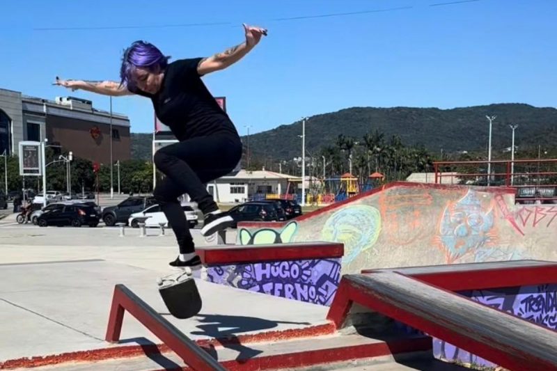 Luiza Marchiori andando de skate em Florianópolis