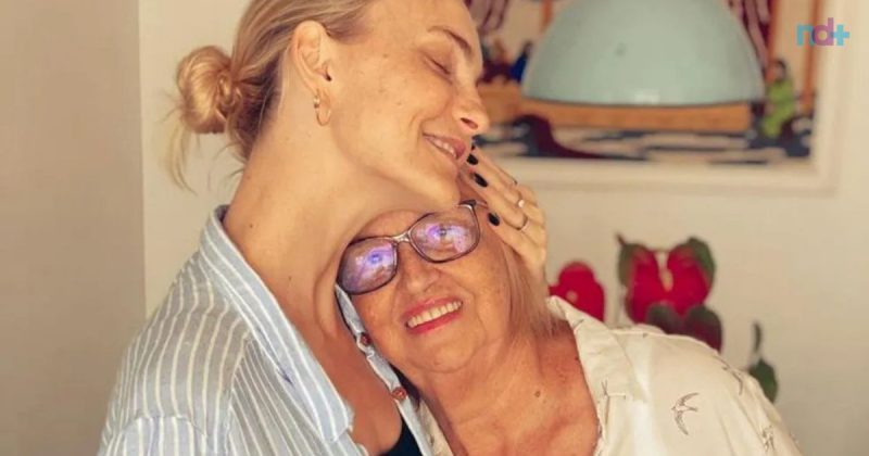 Foto mostra Carol Trentini e mãe, que foi vítima de golpistas e perdeu R$ 125 mil