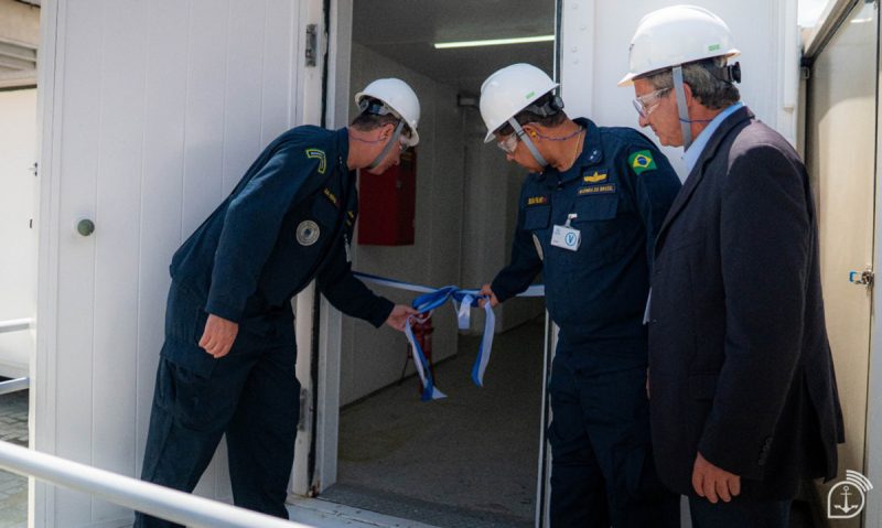 Imagem mostra laço de inauguração de escritórios da Marinha sendo cortado