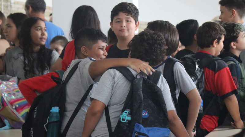 Foto mostra alunos em escola de Balneário Camboriú; processo de matrículas escolares é obrigatório para ingressar na rede municipal de ensino