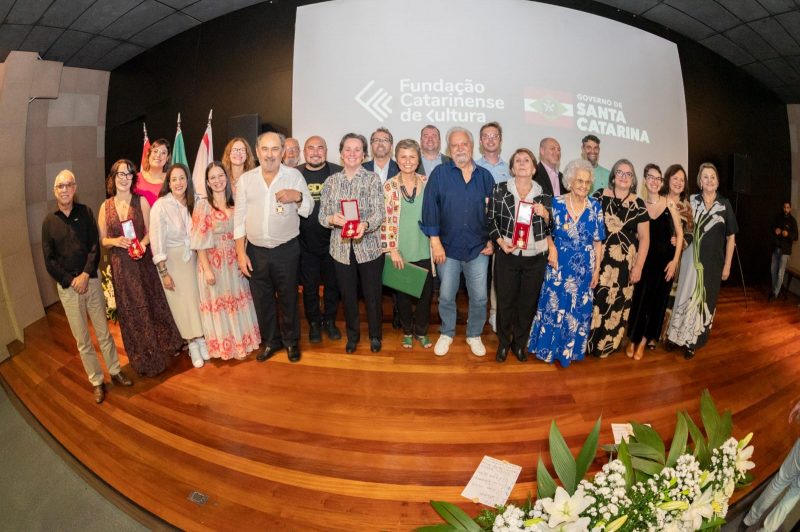 Representantes da FCC e os oito homenageados com a Medalha Cruz e Sousa posam juntos para registrar o momento histórico 