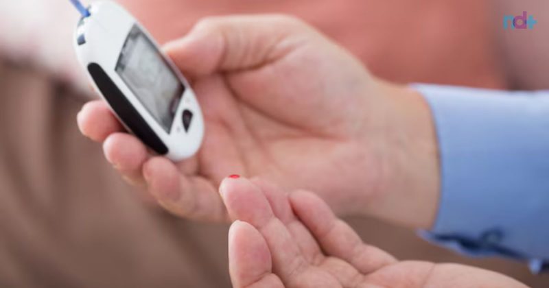 imagem mostra pessoa controlando o açúcar do sangue com aparelho