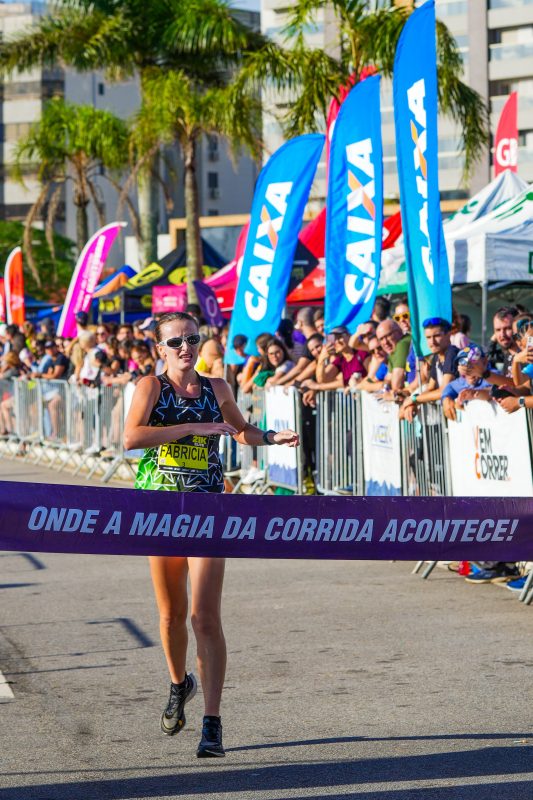 Foto mostra chegada de Fabricia Stedille, campeã da meia maratona 