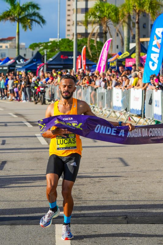 Foto mostra chegada de Lucas Alves Andrade, campeão da Meia Maratona