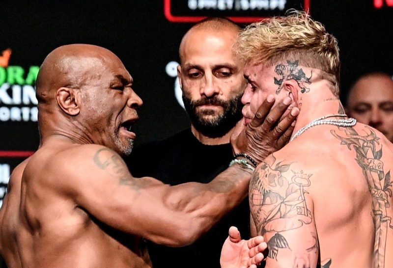 Mike Tyson dá tapa em Jake Paul na pesagem