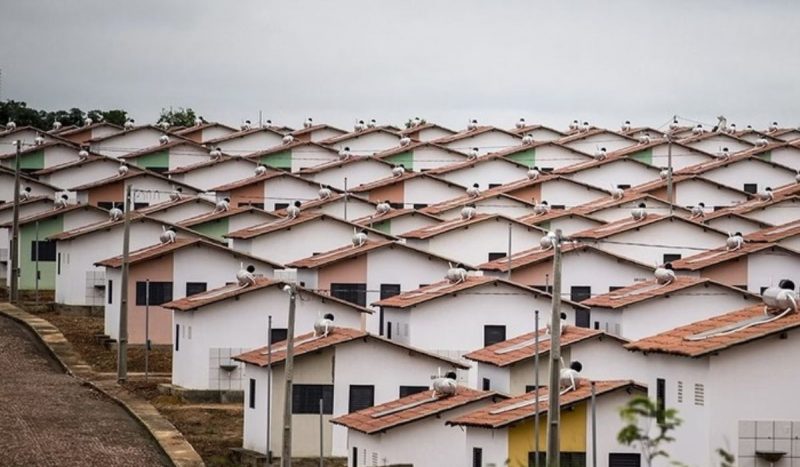 Casas do programa Minha Casa, Minha Vida iguais enfileiradas em ruas