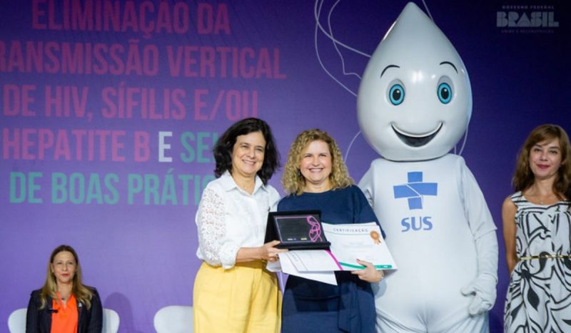 Ministra saúde entrega certificado contra HIV