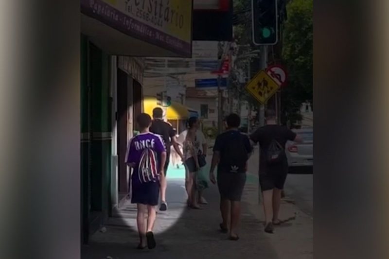 Candidato do Enem tem mochila do Fluminense roubada por torcedores do Flamengo