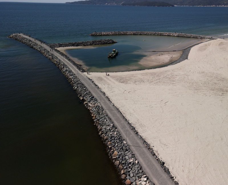 Imagem mostra molhe do Rio Perequê