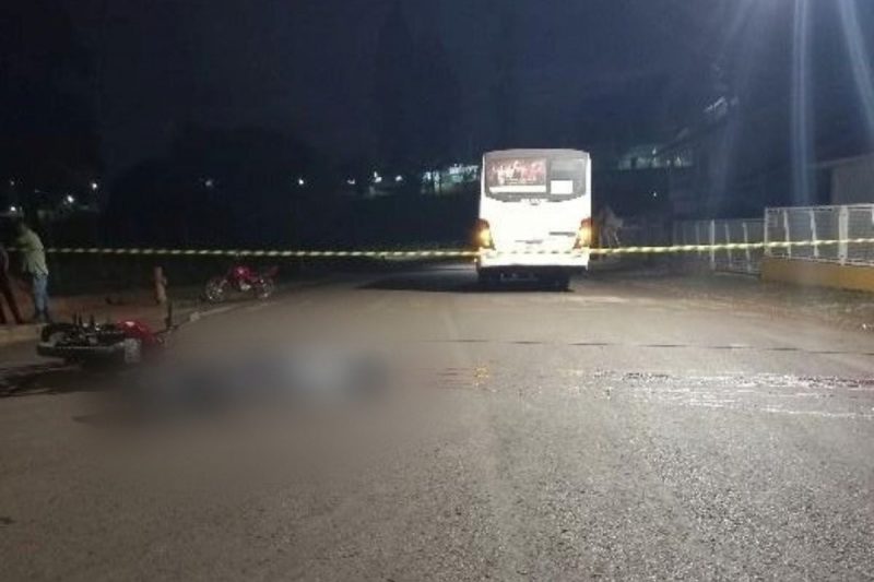 Acidente entre moto e ônibus deixou jovem morto 