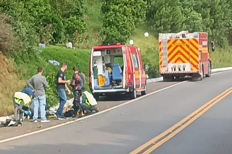 motociclista ferido após bater em barranco