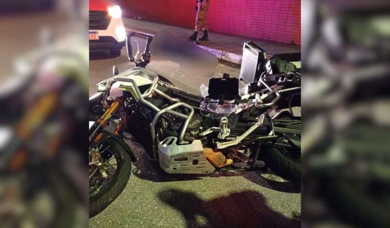 Motociclista morre em acidente na Beira-Mar, em Florianópolis, foto mostra moto caída no chão