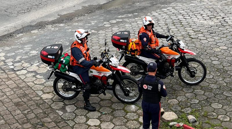 Foto mostra duas motolâncias com profissionais do SAMU