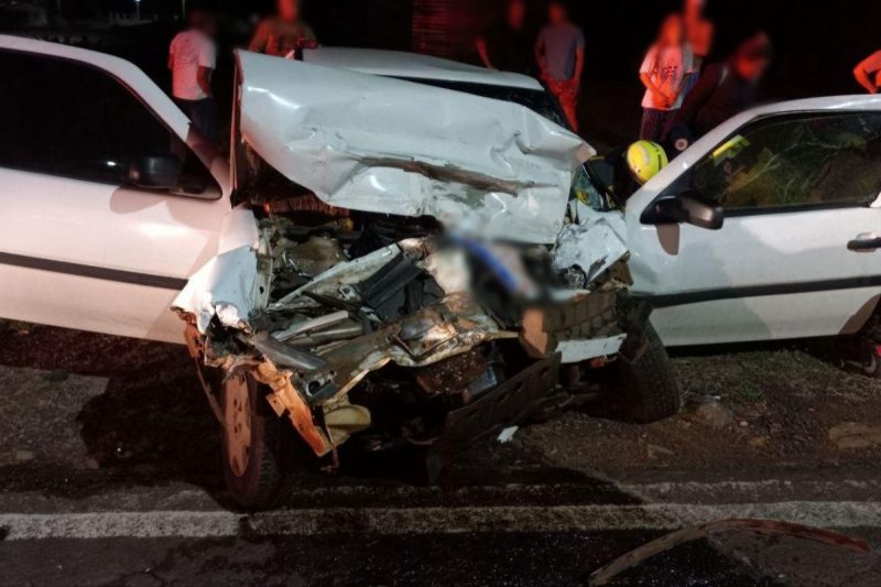 carro com a frente destruída após colisão frontal com caminhão em águas de chapecó